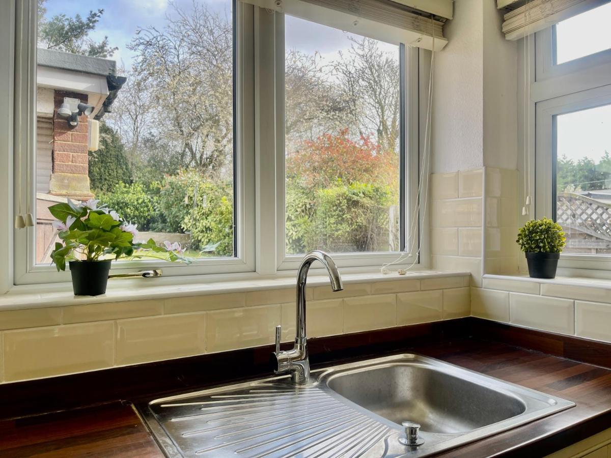 Stylish 3 Bed Chigwell Home With Free Parking Exterior foto