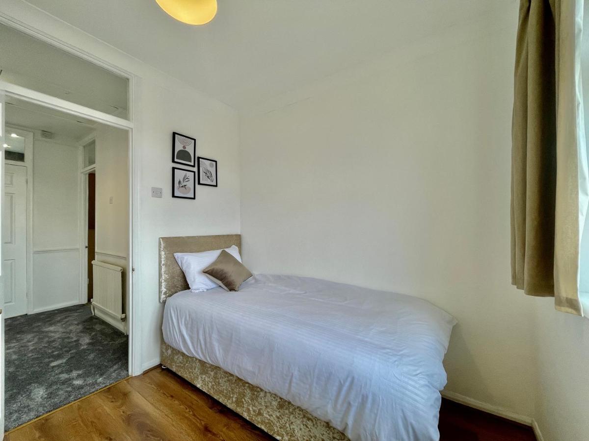 Stylish 3 Bed Chigwell Home With Free Parking Exterior foto