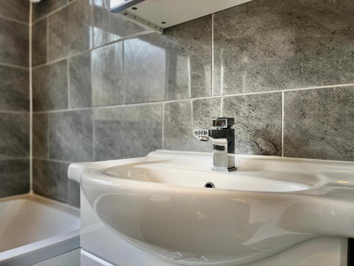 Stylish 3 Bed Chigwell Home With Free Parking Exterior foto