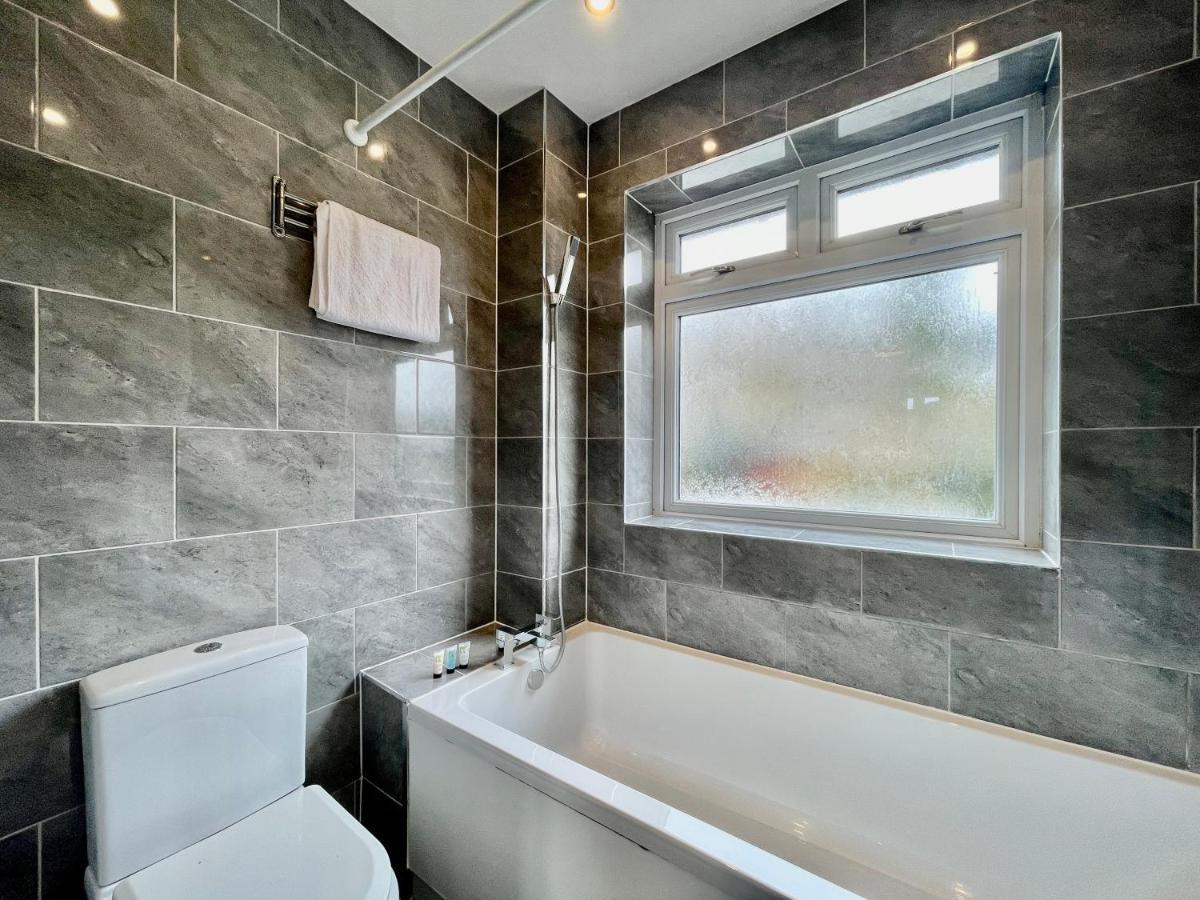 Stylish 3 Bed Chigwell Home With Free Parking Exterior foto