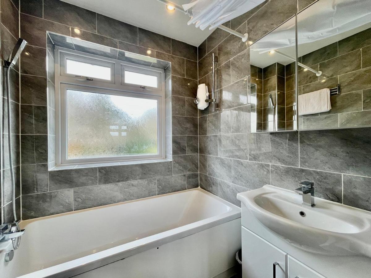 Stylish 3 Bed Chigwell Home With Free Parking Exterior foto