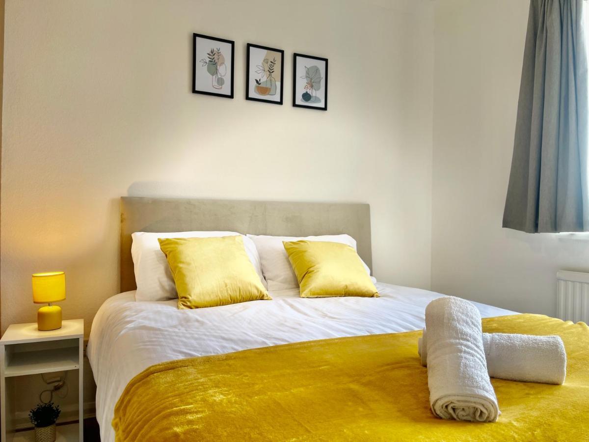 Stylish 3 Bed Chigwell Home With Free Parking Exterior foto